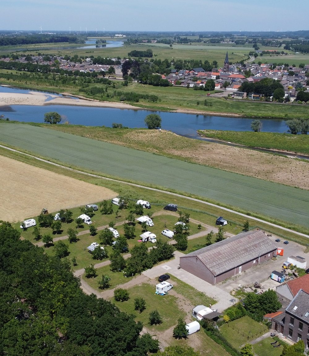 Luchtfoto van Camping Hoeve de Ploeg aan de Maas